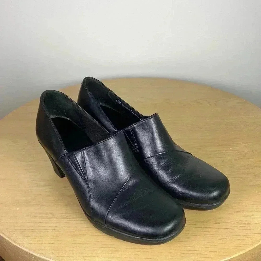 Clarks‎ Heeled Black Leather Loafer Womens 9.5 Business Casual Comfortable Shoe
